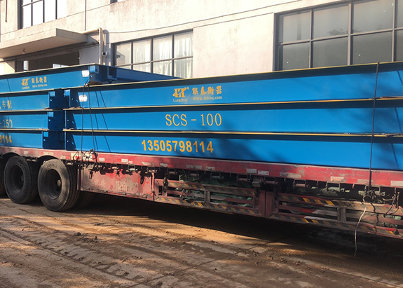 一大掛吊車到現(xiàn)場(chǎng)，等待吊機(jī)現(xiàn)貨